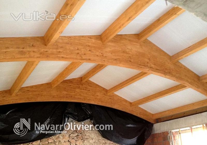 Interior de cubierta con cerchas de madera laminada