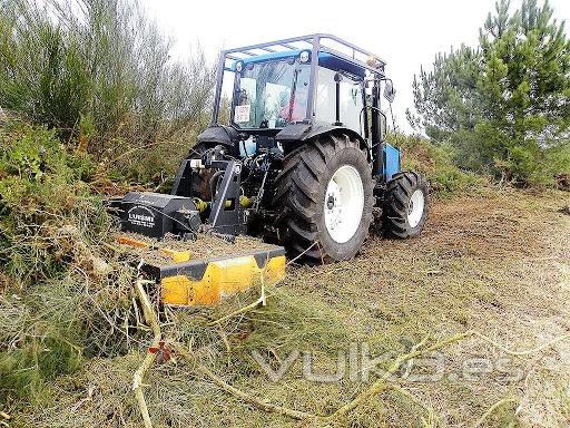 Tractor con desbrozadora forestal Cancela
