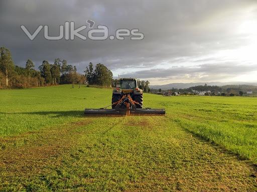 Trituradora agrcola trabajando en el campo