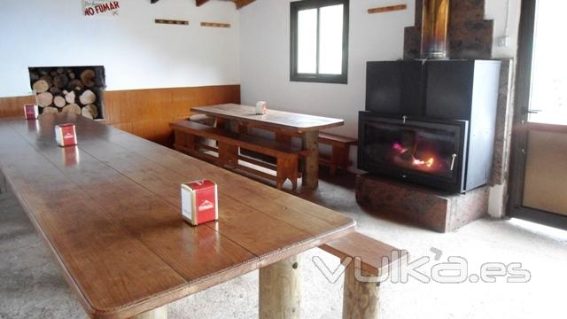 Comedor interior con chimenea. Restaurante La Vista, La Gomera