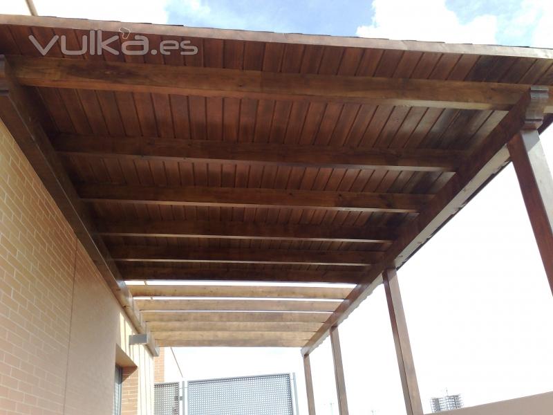 pergola con media cubierta y suelo de ipe