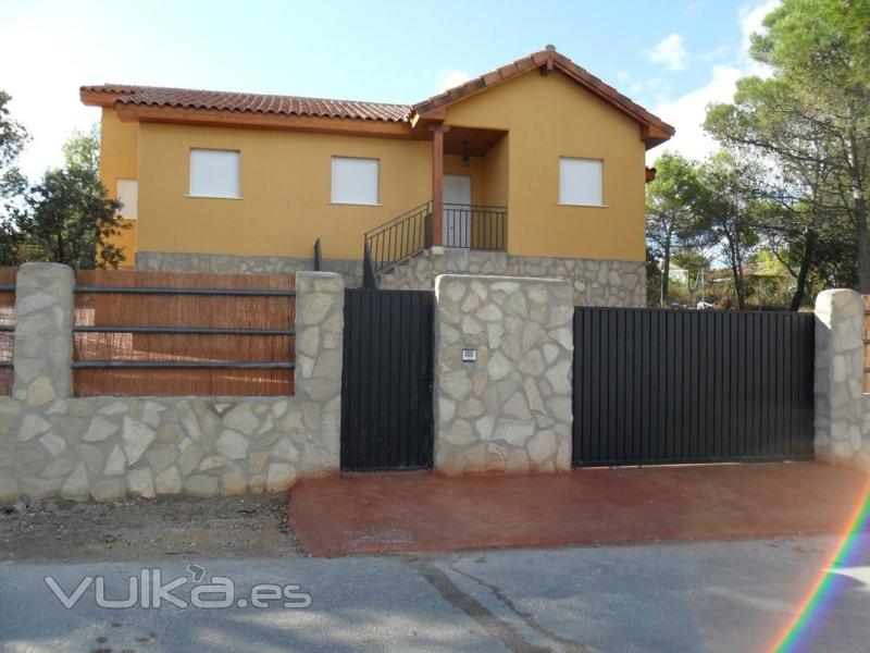 Casa de madera recubierta y aislada en piedra.