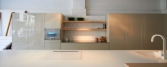 Cocina en color vison con bancada en blanco