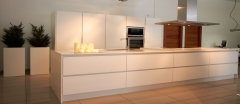 Cocina lacada en blanco con tirador gola