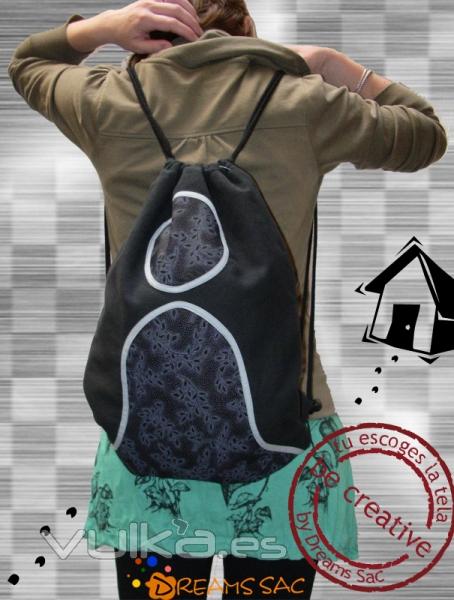 Mochila ligera regulable y muy segura.Forro, bolsillo interior estampado y doble costura oculta.