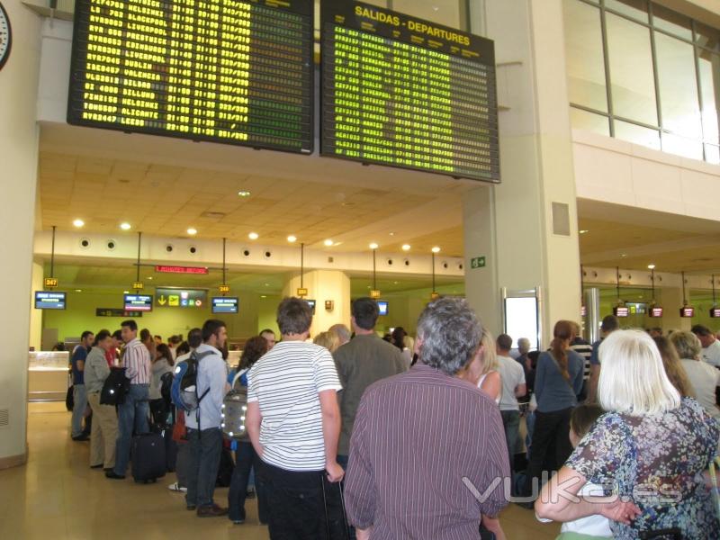 Largas Colas de Espera en Aeropuertos para la facturacin de Maletas