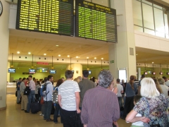 Largas colas de espera en aeropuertos para la facturacion de maletas