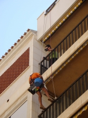 Trabajo verticales para reparacion de fachadas