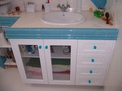 Mueble de bano con faja de azulejos
