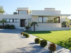 Vivienda unifamiliar moderna de nueva construcción.