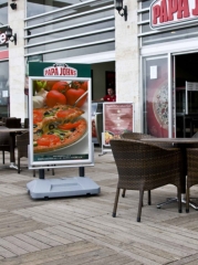 Nuestros soportes publicitarios con base magnetica permite cambiar diferentes ofertas al día