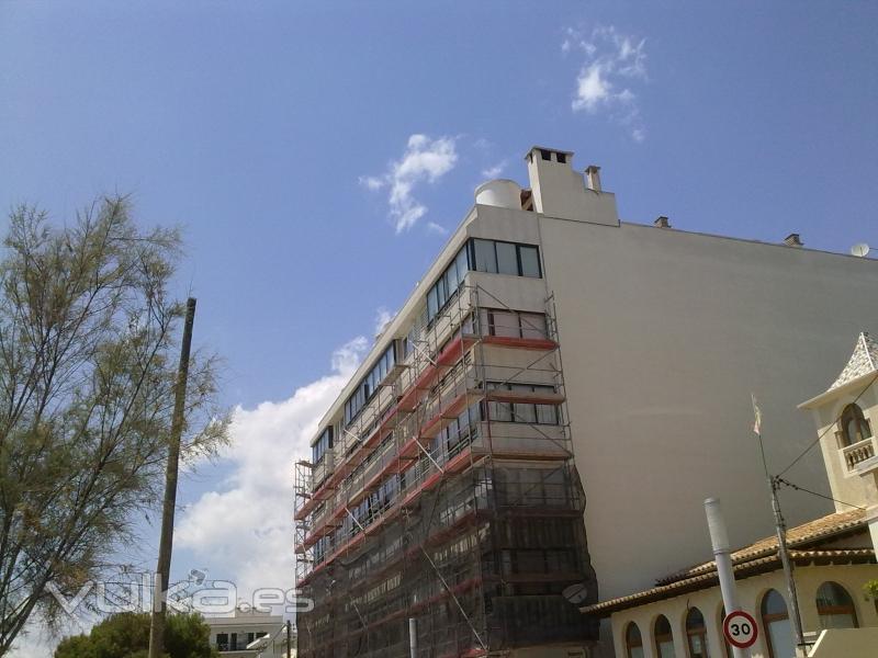 Restauración de fachada con Suber Tres en Cala Ganba