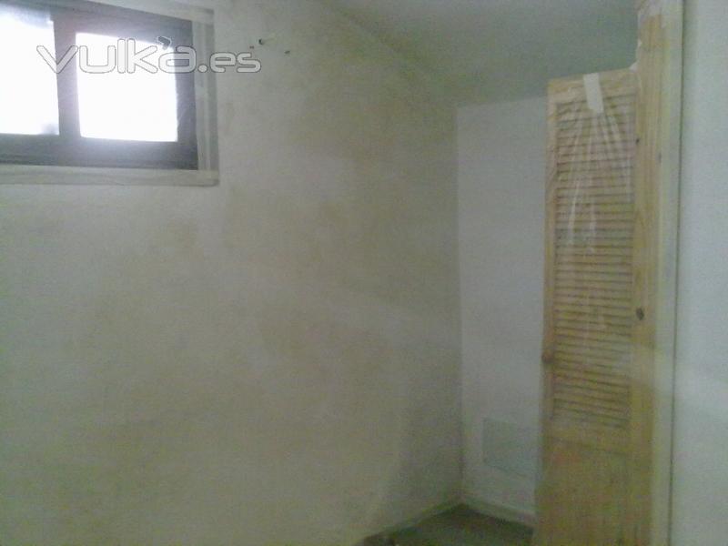 Vivienda semi sotano con salitre por humedad en el Arenal