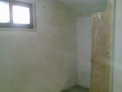 Vivienda semi sotano con salitre por humedad en el arenal