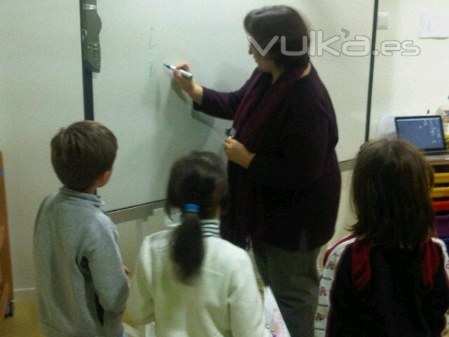 Profesora explicando a los nios