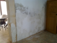 Vivienda con humedad y salitre en binissalen