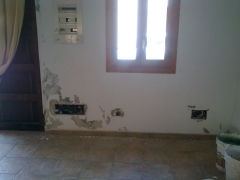 Vivienda con humedad y salitre en binissalen
