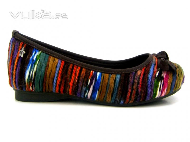 Bailarina Refresh multicolor con lazo frontal.