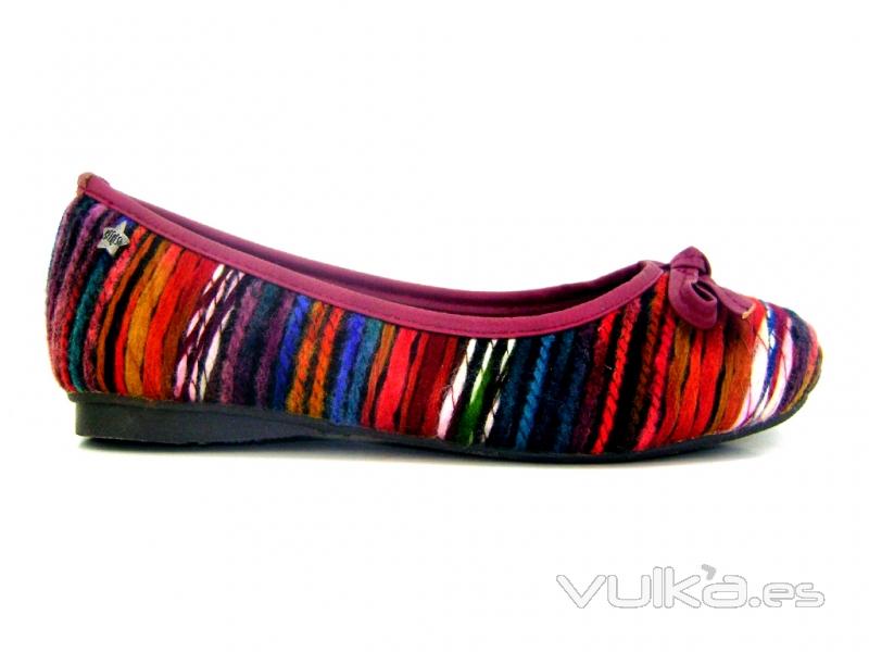 Bailarina Refresh multicolor con lazo frontal.