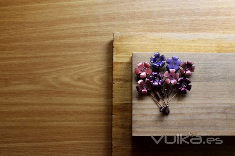 Ticsani, alfileres para invitados de flores violetas (esmalte al fuego)