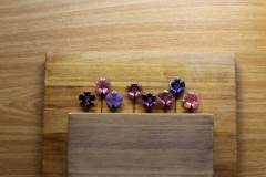 Ticsani, alfileres para invitados de flores violetas (esmalte al fuego)