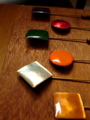 Abra, alfileres de esmalte al fuego con formas geometricas