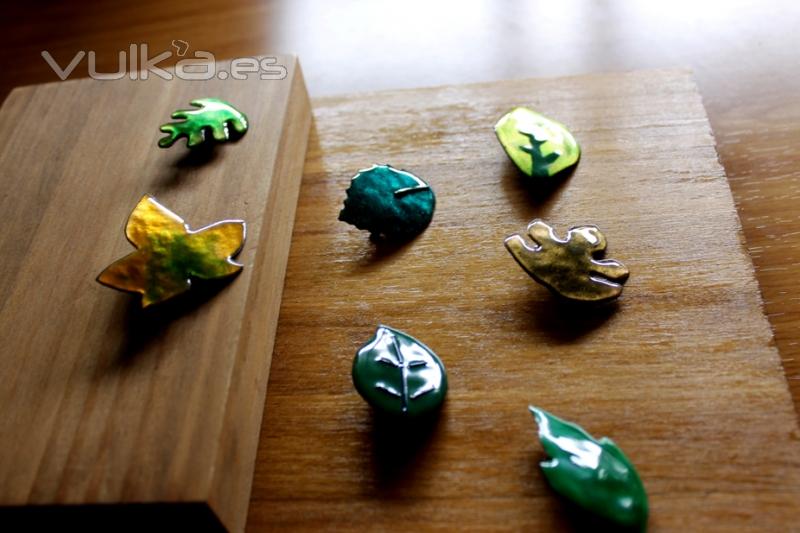 Gúsim, broches para invitadas de boda con formas de hojas