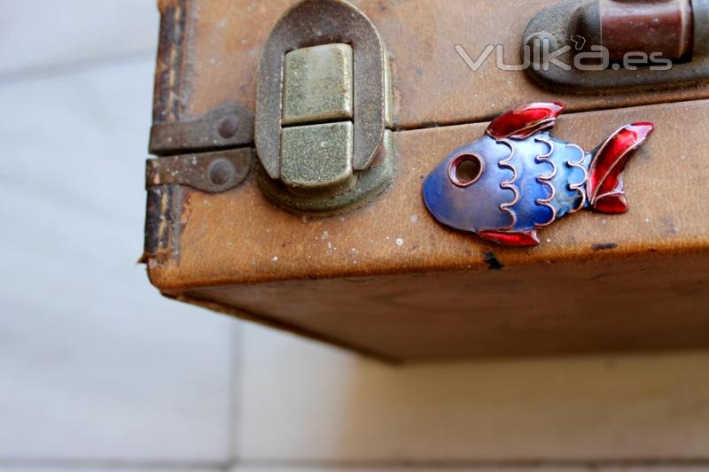 Nakai, broche en forma de pez decorado con cloissonné de cobre