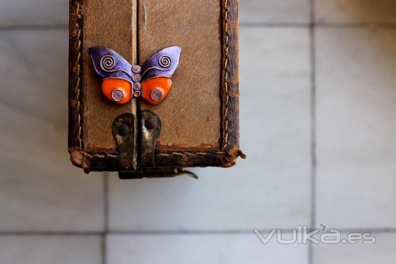 Ehime, broche en forma de mariposa decorado con cloissonné de cobre