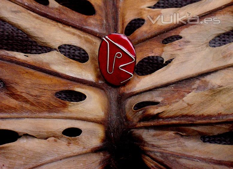 Chenab, anillo rojo decorado con plata. Anillo de plata ajustable.