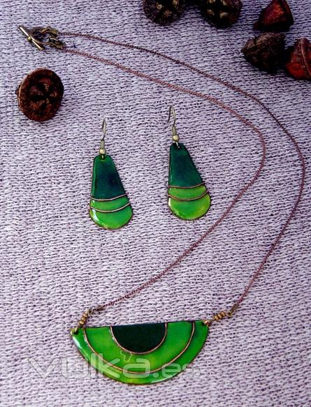 Karnali, conjunto de collar y pendientes en tonos verdes.