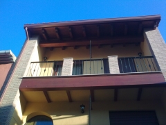 Vista exterior de vivienda con tejado de madera
