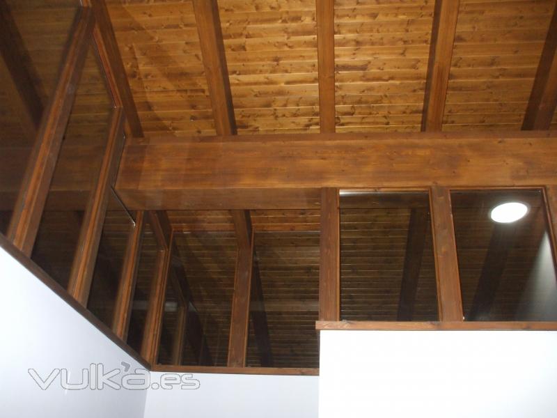 Vista interior de tejado de madera.