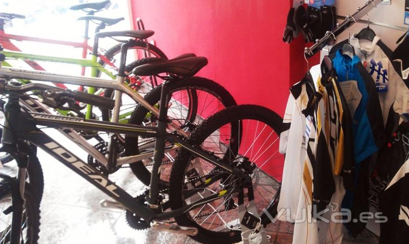 Bicicletas Ideal Bikes y ropa XLC en la imagen