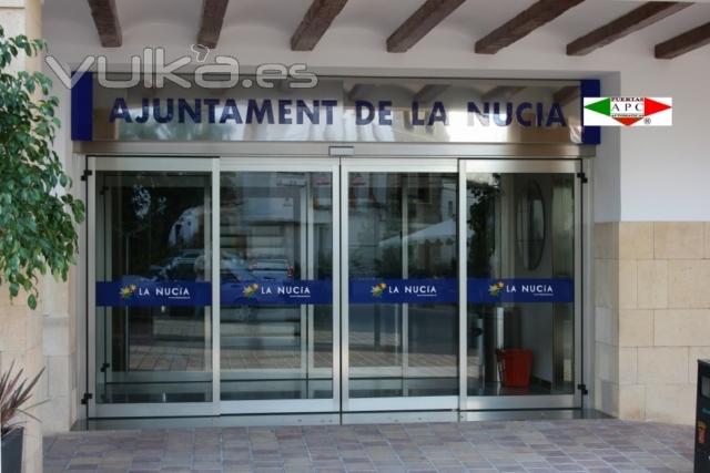 Puerta automática de cristal corredera de 2 hojas fijas y 2 moviles sistema anti pánico integral.