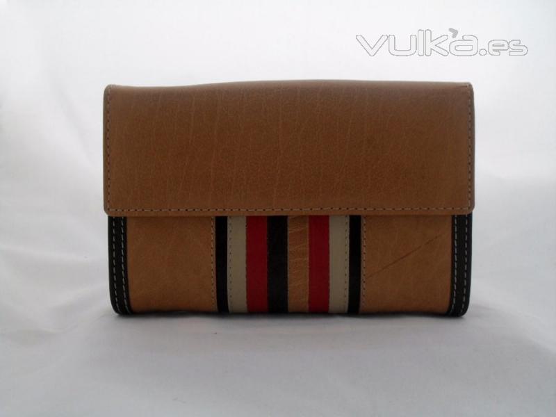 Cartera de piel, mas modelos aqui... http://carterasymonederos.com/c4487-carteras-de-piel-mujer.html