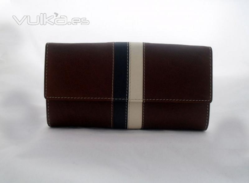 Cartera de piel, mas modelos aqui... http://carterasymonederos.com/c4487-carteras-de-piel-mujer.html