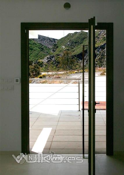 Puerta pivotante de 120 cm sobre eje descentrado. www.navarrolivier.com