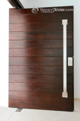 Puerta de acceso a vivienda sobre eje, construida en madera de iroko wwwnavarroliviercom