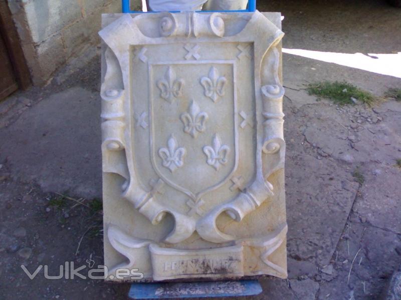 Escudo heraldico tallado a mano en piedra natural