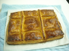 Aqui teneis una empanada de hojaldre mediana