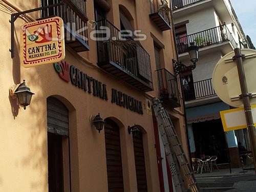 Banderola fresada en madera y lacada y textos corporeos lacados para fachada Cantina Mejicana