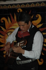 Afinando para tocar en el restaurant los azulejos