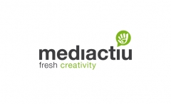 Logotip de l´estudi de disseny grafic sobre color corporatiu brand graphic studio in white color