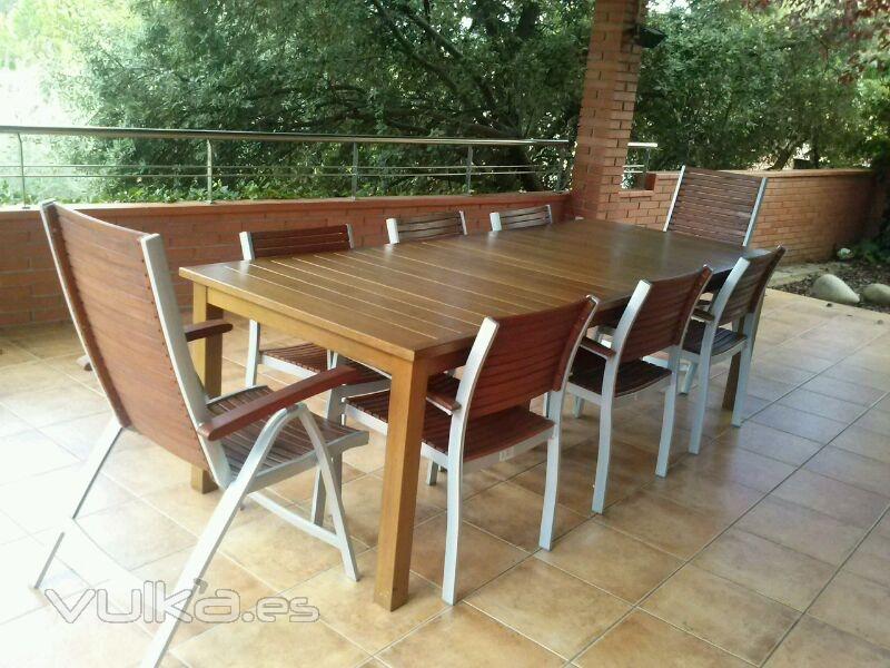 Muebles en madera maciza. Mesa de exterior de madera de Iroko