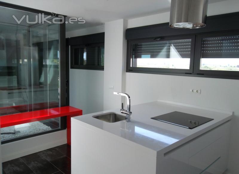 encimera de cocina de silestone blanco zeus y rosso mounza