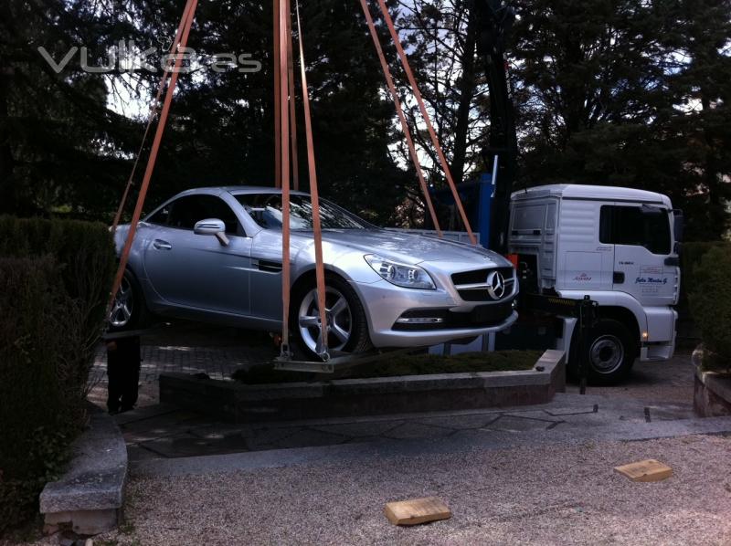 camión grúa descargando un mercedes para la realización de un evento en Casa Mónico