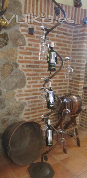 Decoracin en forja para bodegas.Botellero de diseo propio.