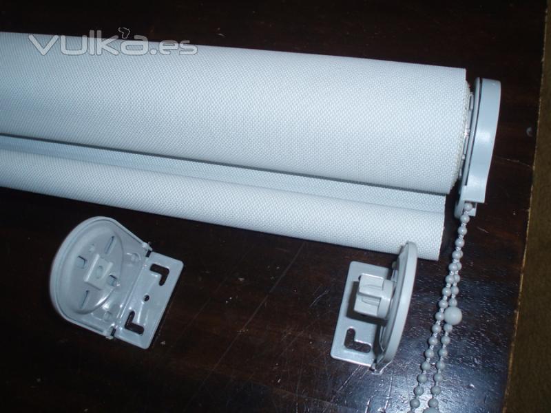 Estor enrollable con tejido polyscreen 353 en gris, mecanismo gris tubo de 45 mm fabricante Saxun