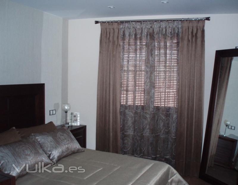 Dormitorio moderno instalacin de cortinas en barra doble novadeco acero brillo. 